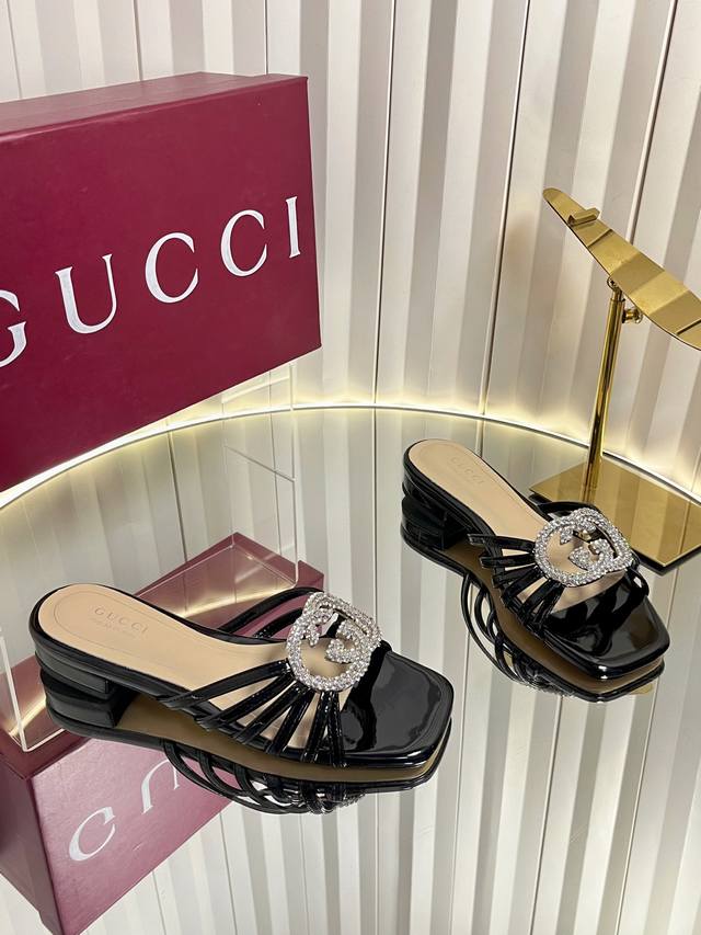 出厂价pp 2670早春G家新款Gucc水晶钻镶嵌互扣式双G扣拖鞋酒杯马蹄跟通勤凉拖鞋奢华大气高贵高跟鞋 鞋面：进口漆皮 金属皮 内里 垫脚：全粒纹高档小羊皮