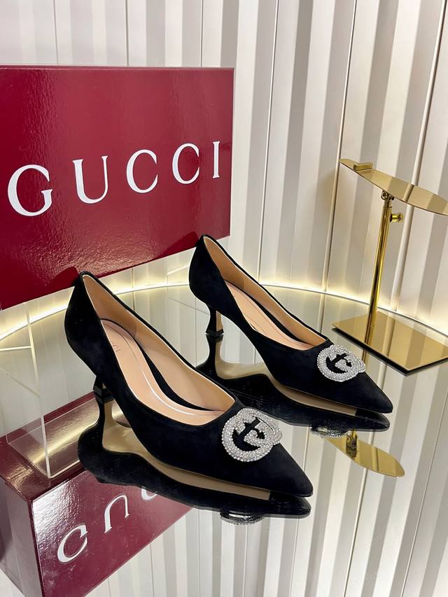 出厂价pp 2670早春G家新款Gucc水晶钻镶嵌互扣式双G扣浅口女鞋酒杯马蹄跟通勤单鞋奢华大气高贵中跟，高跟鞋 鞋面：进口漆皮 粒面皮 金属皮 羊京鹿皮 内里