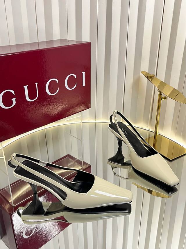 Gucci 水晶钻镶嵌单跟G扣，露跟浅口后系带凉鞋 半拖凉鞋 这款女士浅口鞋以柔软亮泽的漆皮匠心打造。鞋型线条优雅利落，兼具百搭与精致格调。精巧的单跟G 镶嵌水