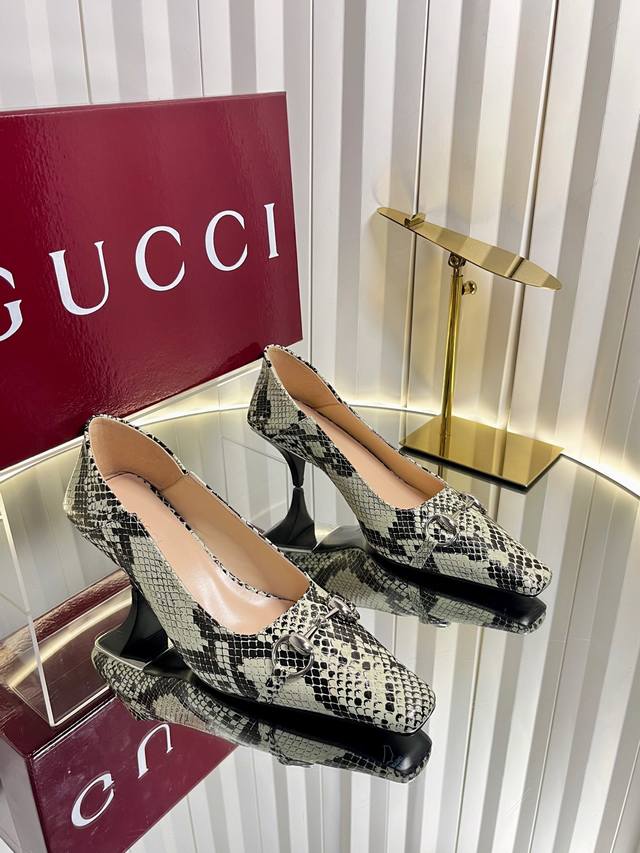 Gucci女士饰马衔新品鞋面采用最经典标志性Logo 简约低调奢华本源的致敬之作，吸睛之处在后跟处柔软的羊皮面料可随性压跟而拖，一鞋两穿更好搭配裤装和裙装，出入