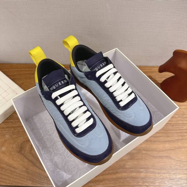 出厂 ,男码+10 Mcqueen 麦昆 Ec1 26Ss新款 小白鞋 德训运动鞋 情侣鞋 当下最火爆的一款的德训鞋 灵感来自经典复古学院风，全新演绎经典，轻便