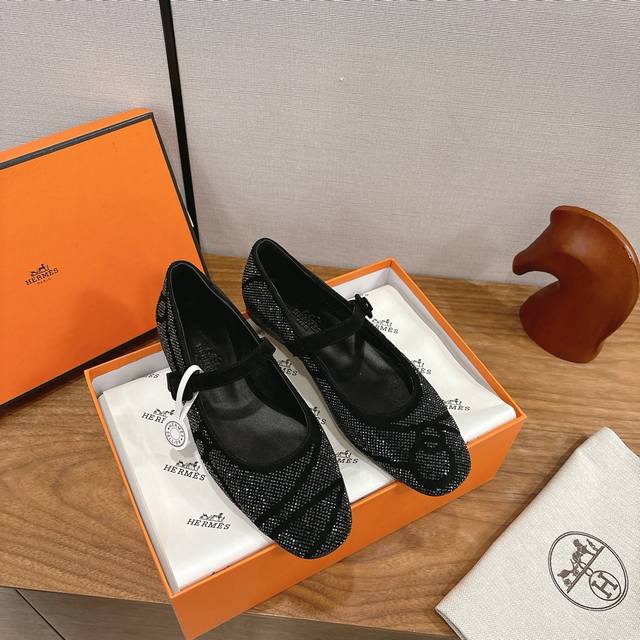 出厂 Hermes爱马仕春夏最新满钻时装鞋 柜柜超难配货 经典的圆头版型 上脚超级百搭好看时髦 超多明星网红种草 春夏必备 随意舒适高级感 上脚超级舒适不勒脚