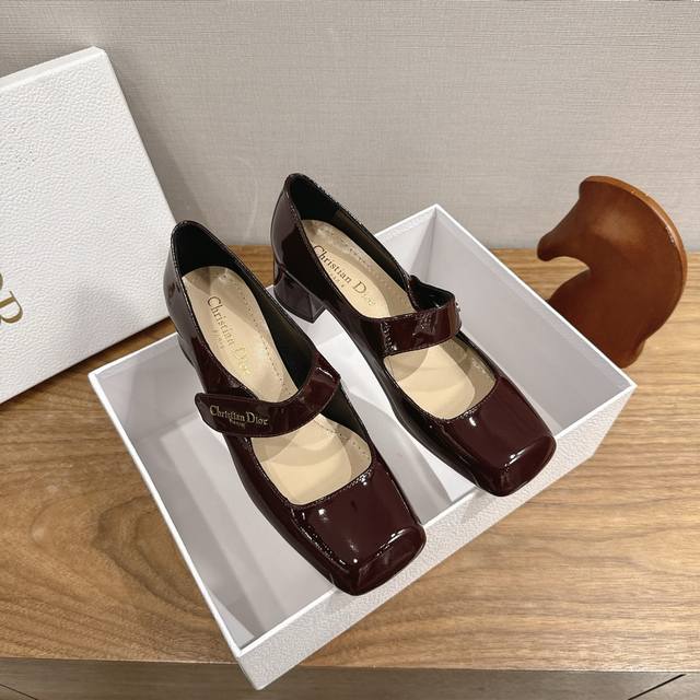 出厂 Dior 迪奥 26 Ss 早春度假系列 方头魔术贴 粗跟 玛丽珍鞋 26Cd早春度假系列玛丽珍鞋，漆皮材质，光泽感满满，方头设计复古又时髦。粗跟约4Cm