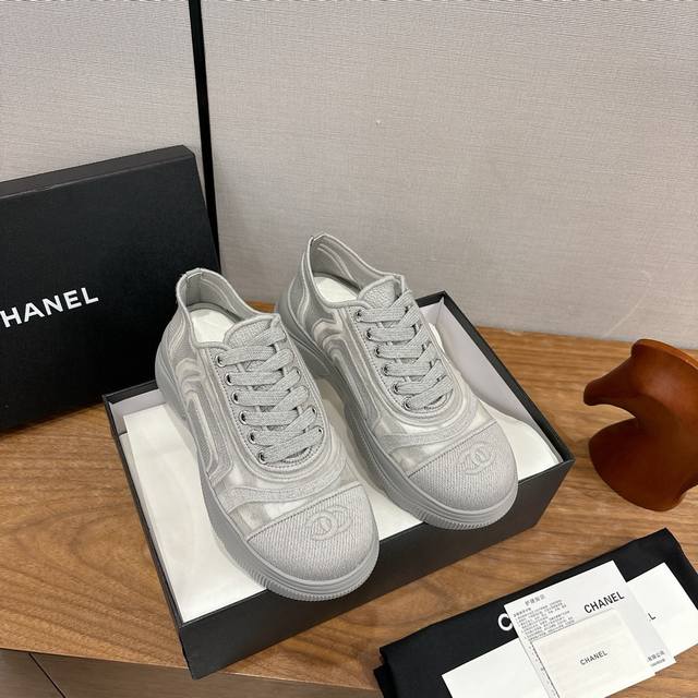 出厂 香奈儿这款条纹运动鞋采用织物+合成革并接流线型鞋头，双C标志品牌惑满满！合适日常穿搭无压力。轻松驾驭任何场合。码数：35-39 40，41订做不退换