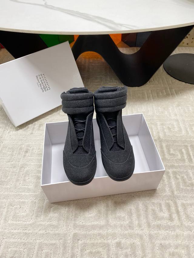 情侣款出厂 女p 男p Maisonmargiela Mm6 马吉拉 情侣款 魔术贴高帮鞋 休闲运动鞋这款高帮运动鞋采用头层牛皮质感细腻又耐用经典圆头+流线型鞋