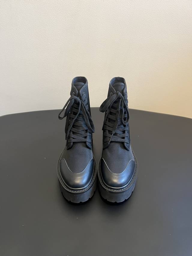 顶级版本 Celine 25Ss凯旋门复古厚底绑带马丁靴短靴 鞋身带有Celine标志性的字母压纹 装饰，低调中透出高奢辨识度，是品牌极简高级风格的体现。涵盖麂