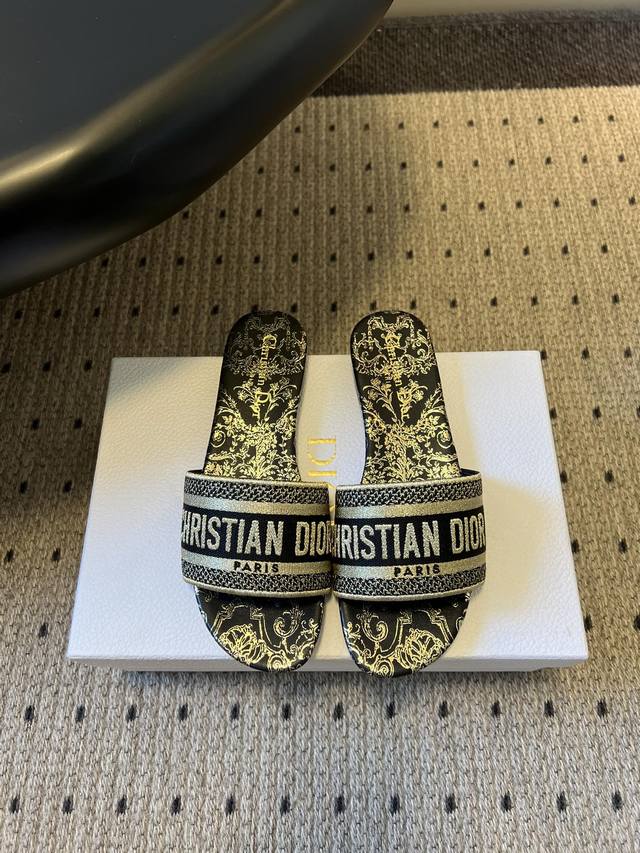 代购级 Dior 26Ss早春新款显白低跟 平底一字拖 为经典一字拖版型，分圆头与方头两种鞋头设计，平底无跟的款式保证了穿着舒适度，同时简约的版型能更好地突出鞋