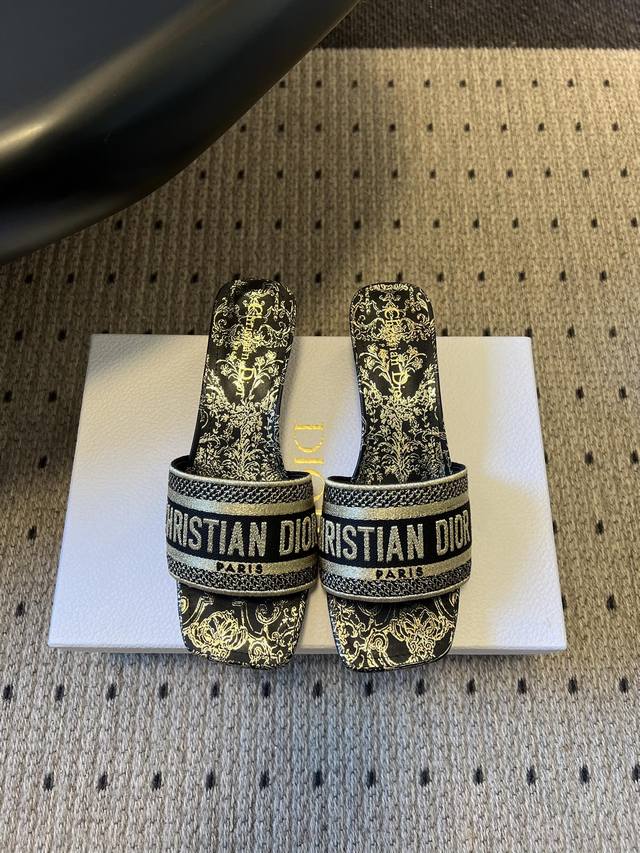 代购级 Dior 26Ss早春新款显白低跟 平底一字拖 为经典一字拖版型，分圆头与方头两种鞋头设计，平底无跟的款式保证了穿着舒适度，同时简约的版型能更好地突出鞋
