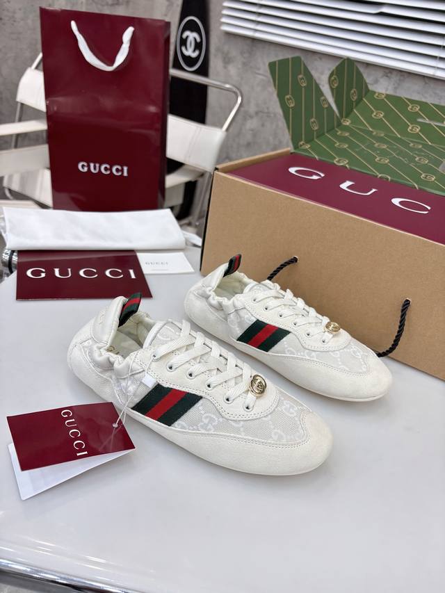 Gucci Shift系列新款古奇新款原版一比一打造舒适度、包裹性都比较好。个性十足，很好驾驭各种风格衣服搭配。面料：牛反绒+特殊面料 内里：牛皮。大底：原版T