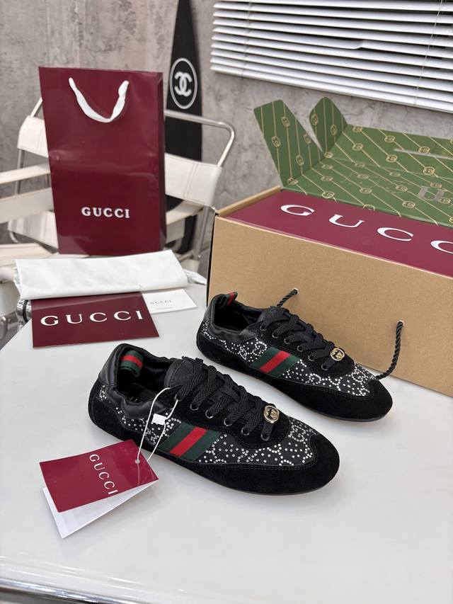 Gucci Shift系列新款古奇新款原版一比一打造舒适度、包裹性都比较好。个性十足，很好驾驭各种风格衣服搭配。面料：牛反绒+特殊面料 内里：牛皮。大底：原版T