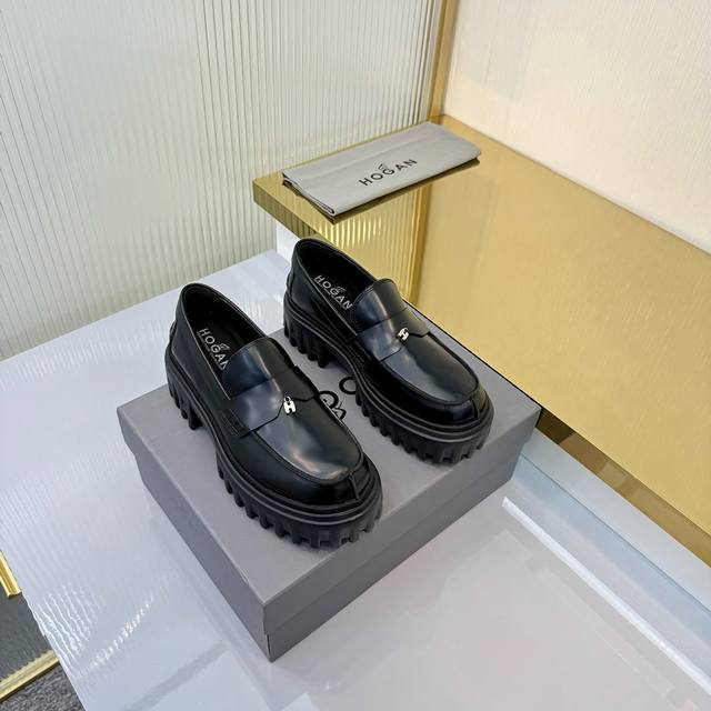 出厂价pp： Hogan H700系列 采用个性的厚底设计，蒋醒目的H标志嵌入标志性H-Stripes鞋底，学院风乐福鞋以丝绒般的翻绒皮制成，饰以静巧横条和H字