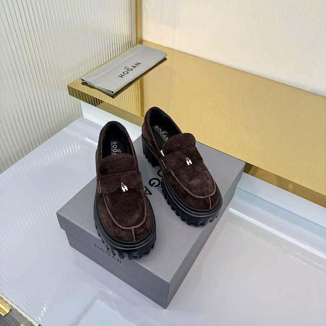 出厂价pp： Hogan H700系列 采用个性的厚底设计，蒋醒目的H标志嵌入标志性H-Stripes鞋底，学院风乐福鞋以丝绒般的翻绒皮制成，饰以静巧横条和H字