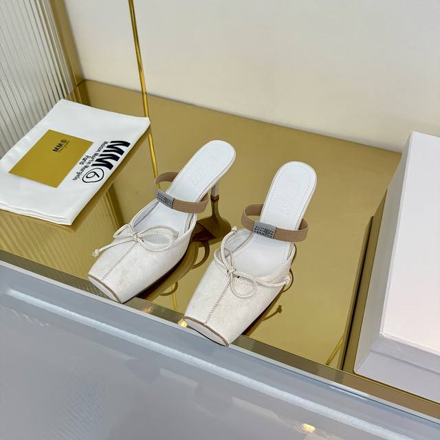 出厂价pp： Mm6马吉拉方头蝴蝶结穆勒拖鞋 Mm6 Maison Margiela方头芭蕾穆勒鞋，鞋面蝴蝶结超有辨识度！后空穆勒设计+弹力带，穿脱方便，贴合脚