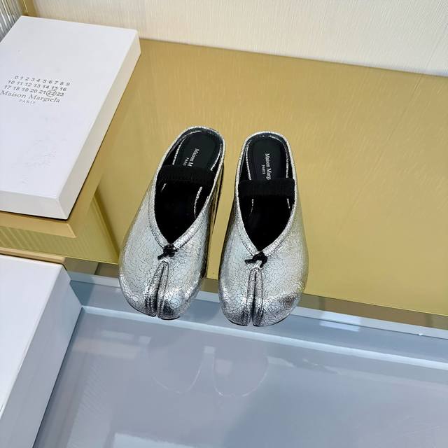 出厂价pp： Christen 26Ss早春新款 分趾 蝴蝶结玛丽珍 芭蕾舞鞋 柔软绵羊面料加绵羊里皮作为设计元素 超软舒适 采用蝴蝶的长度来调节鞋子的包裹性