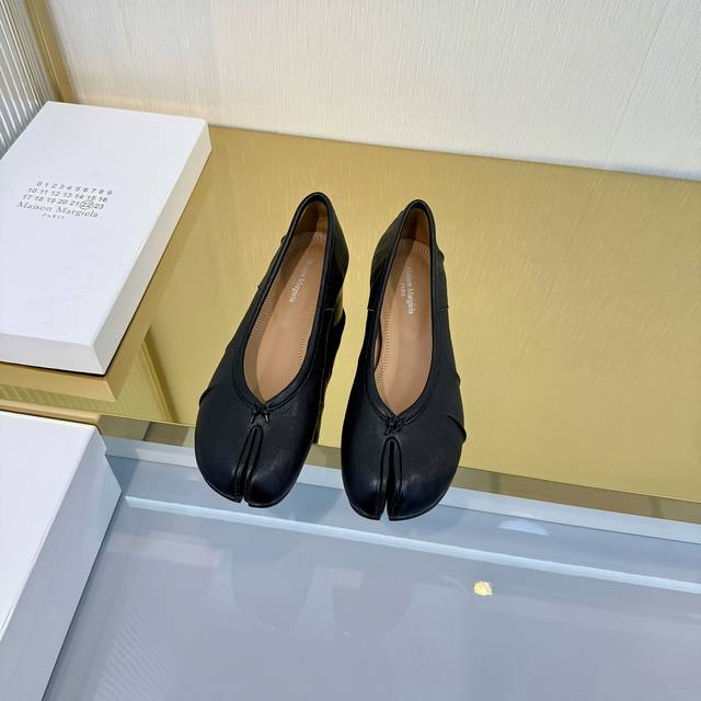 出厂价pp： 高跟 Christen 26Ss早春新款 分趾 蝴蝶结玛丽珍 芭蕾舞鞋 柔软绵羊面料加绵羊里皮作为设计元素 超软舒适 采用蝴蝶的长度来调节鞋子的包