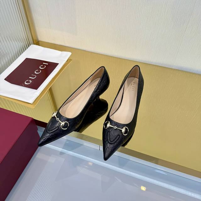 出厂价pp 2025早秋新款 Gucci高端精品单鞋V古驰 漆皮G G水晶 网钻奢华水晶高跟鞋顶级代购品质！原版1:1复刻，毎个细节皆经过精心打磨细腻制作.可与