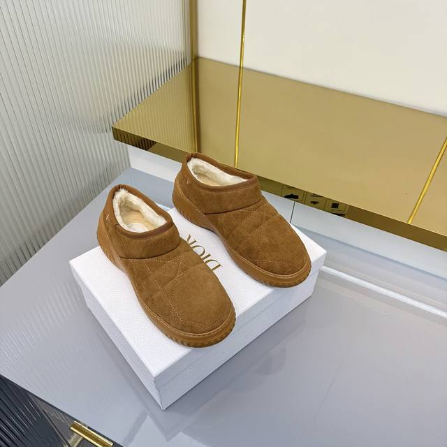 出厂价pp： 羊毛款 Dior*迪奥 D家2025Ss走秀款工装中筒靴 小红书爆款，各大明星网红的最爱～ 鞋面采用原版牛皮，原版定制羊毛靴筒 内里垫脚采用原版进