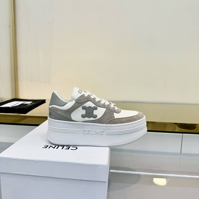 Celine赛琳 Block Triomphe牛皮革坡跟运动鞋厚底羊毛里小白鞋 鞋后帮压印凯旋门标志 早秋新款 凯旋门徽标系带 简单舒服，干净利落，增高显腿细