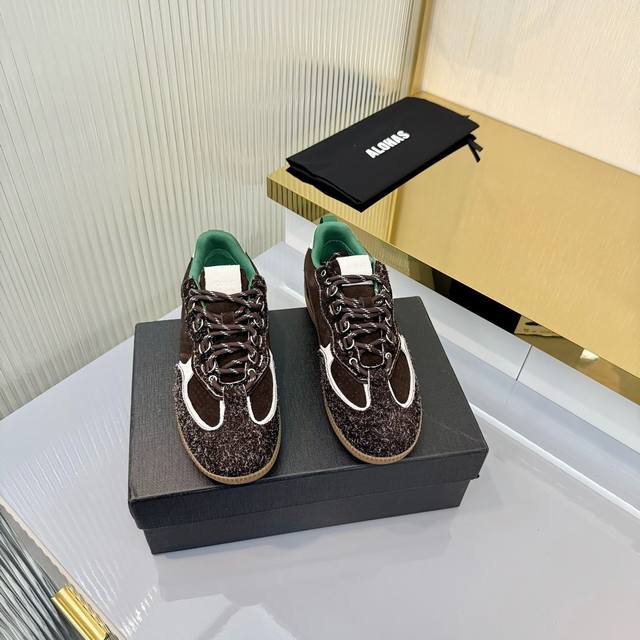 出厂价pp： 西班牙小众品牌德训鞋官网同步发售 纯手工制作的小众鞋子，Ins超国外众多博主穿搭款 面料：头层长毛绒+丝光绒反毛皮 内里：透气休闲网纱布 垫脚：高