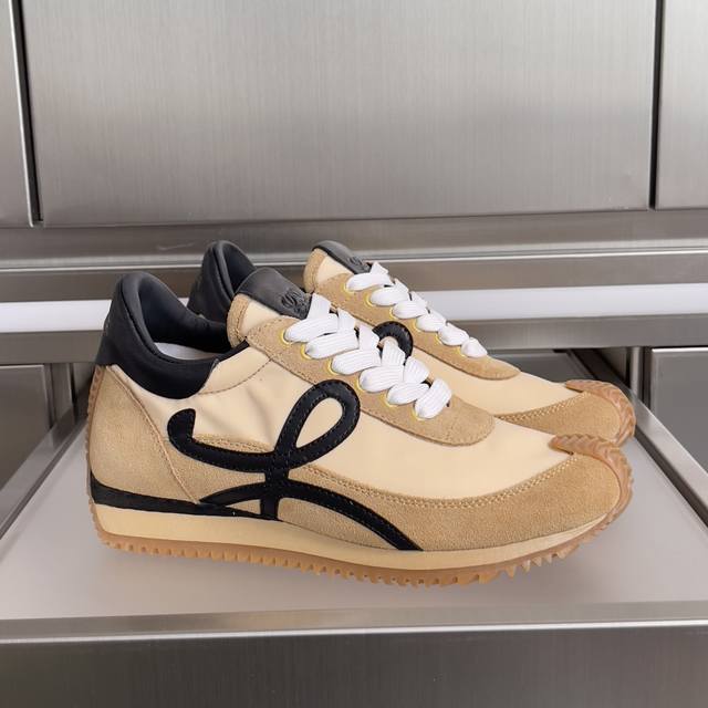 顶级版本：情侣款 Loewe罗意威 Flow Runner经典系列 情侣款 休闲 运动鞋 阿甘鞋 系带运动鞋，带有饰有L徽标的柔软鞋面和蜂蜜色橡胶波浪鞋底，包裹