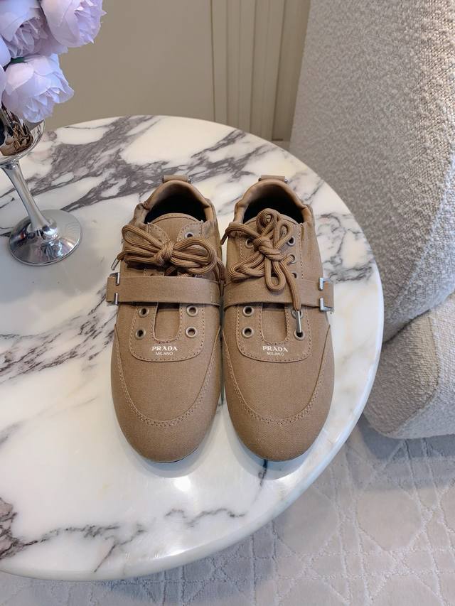 出厂价p prad*新款帆布休闲德训鞋 上脚软和舒适，平底设计日常走路也不累。时髦在线；关键脚感无敌舒适哈 尺码35-39 40定做