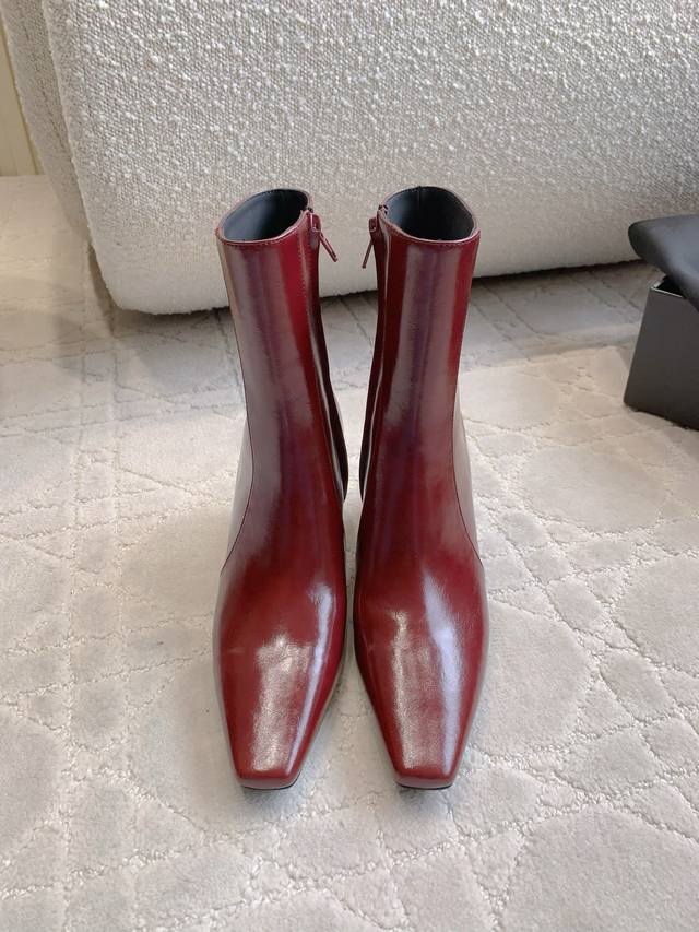 短靴p 长靴p Ysl新款高跟靴 原版购入开发 秋冬百搭显瘦神器 内侧拉链设计方便穿脱 鞋面原版牛皮 内里垫脚羊皮 意大利真皮大底 跟高7.5Cm 尺码35-3