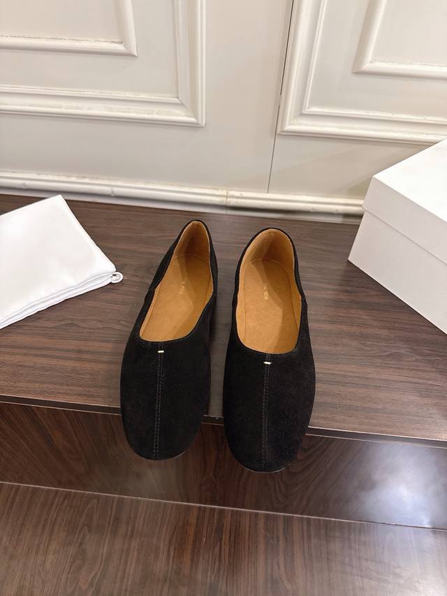 The Row 2026新款平底单鞋 跳舞编织鞋奶奶鞋！ 很少会看到一款跳舞鞋会做到这么精细、而且对脚的包容性特别强，把脚型修饰得妥妥的，又不失独特韵味，上脚方