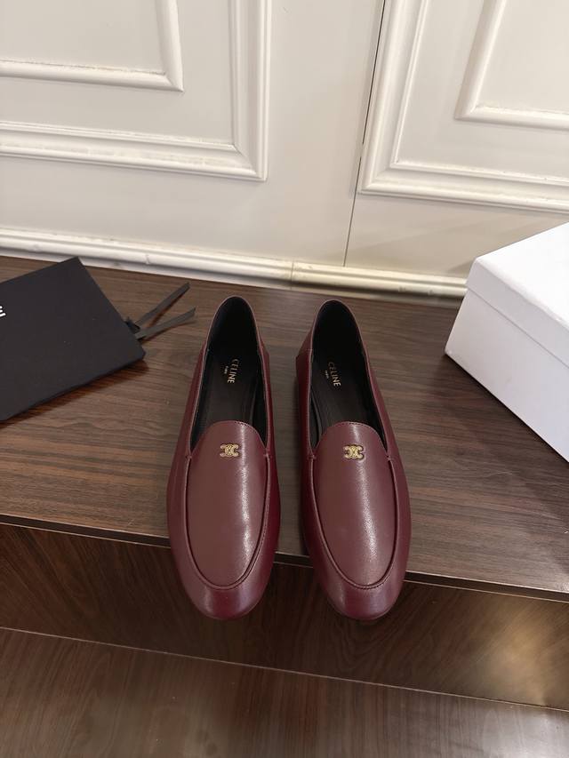 Celine赛琳26Ss秋冬最新款圆头乐福鞋平底鞋 经典的平底乐福鞋版型，鞋头为圆润的椭圆型，鞋身线条简约流畅，无多余装饰，属于极简风格的穆勒乐福鞋款式，穿脱便