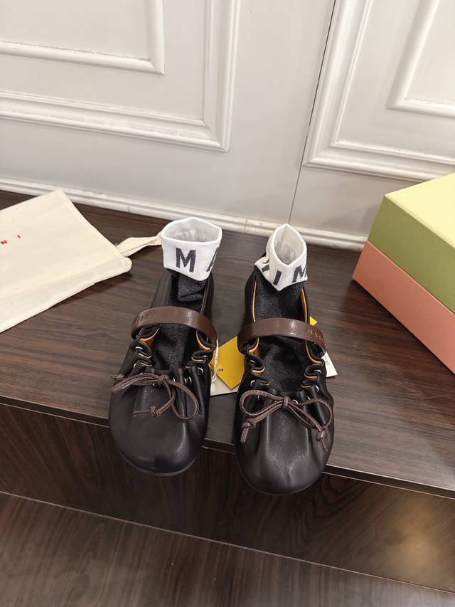 袜子10 Marni玛尼26Fw 褶皱蝴蝶结芭蕾舞鞋平底玛丽珍单鞋 圆头轮廓、撞色鞋面、棕色蝴蝶结与鞋口绑带，整体呈现可爱、极简的调性。超嗲的Marni 芭蕾舞