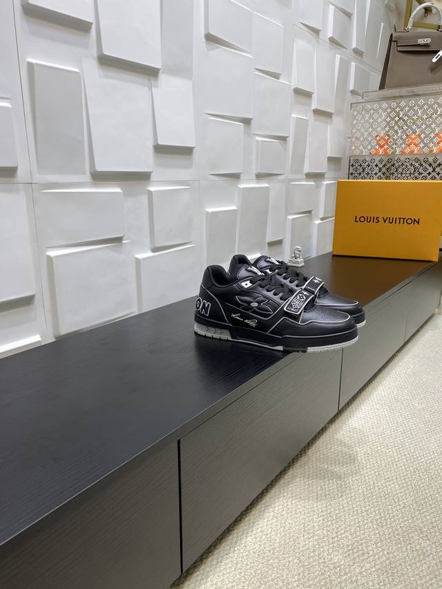 出厂价pp： Lv Trainer 运动鞋，重新演绎经典 Lv Trainer 运动鞋。Monogram 牛仔布鞋面搭配小牛皮革饰边，展现高雅艺术和前卫潮流的相