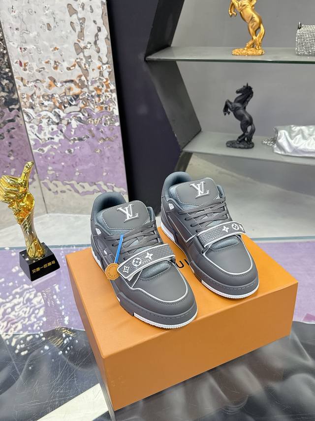 工厂p价p： 顶级版本Lv新款魔术贴 情侣款 Lv 路易威登L家 Trainer 25开春 新款 休闲 运动鞋 滑板鞋 Lv Trainer 运动鞋的灵感源自复