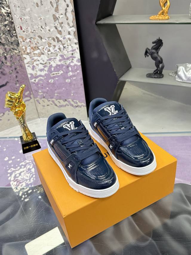 工厂p价p : 原版开发 品质出货 欢迎对比 Lv板鞋系列 Lv Trainer Maxi运动鞋将成衣系列的宽松廓形引入Virgilabloh笔下的Lvtrai