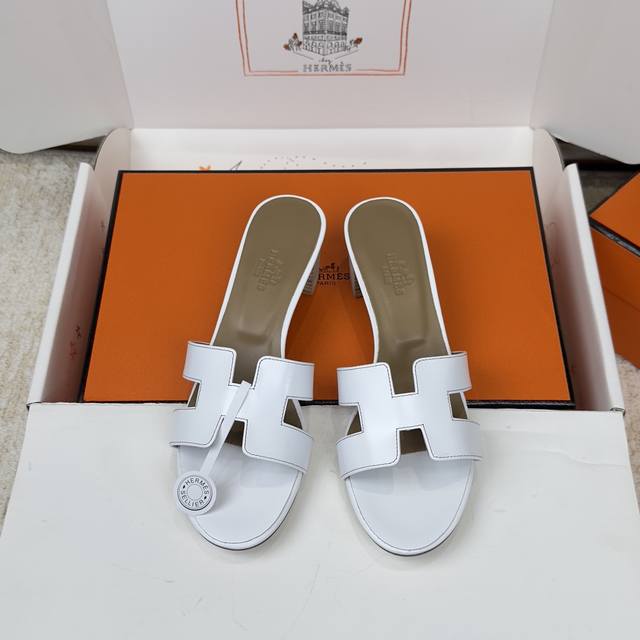 出厂价p ，Hermes 爱马仕H拖鞋Oran凉鞋系列 时尚又百搭 超级舒服 每个细节都做到极致 原版麂皮 原版1:1独家私模鞋面 原版真皮沿条大底 跟高：5C