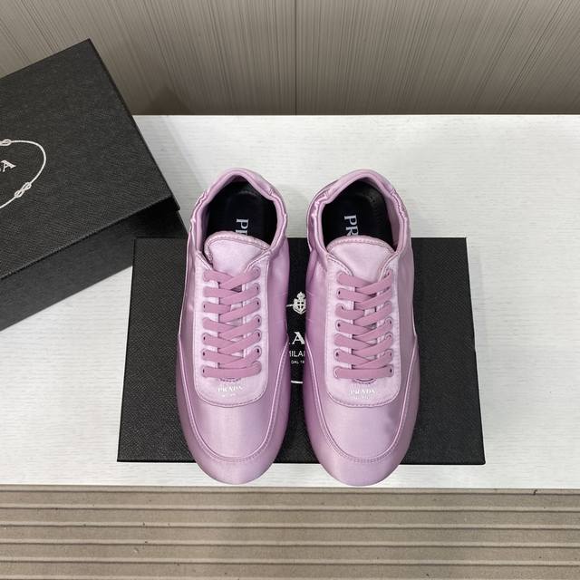 出厂价p 普拉达 系带扣 休闲德训鞋 女款 芭蕾舞鞋 系带扣休闲鞋芭蕾舞鞋 低调奢华懒人鞋，富人的不二选择！软胶底素有踩云感之称～舒适度百分百细腻材质鞋面，鞋型