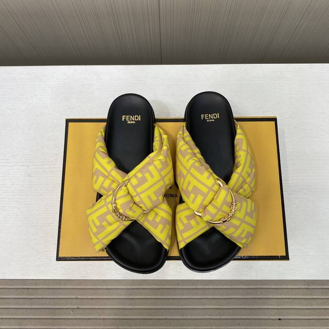 出厂价p Fendi芬迪2026平底交叉沙滩休闲情侣款拖鞋 经典刺绣Logo设计，搭配Ff Baguette装饰性搭扣，绚丽多姿的色彩，以浪漫点缀知性美感 整双