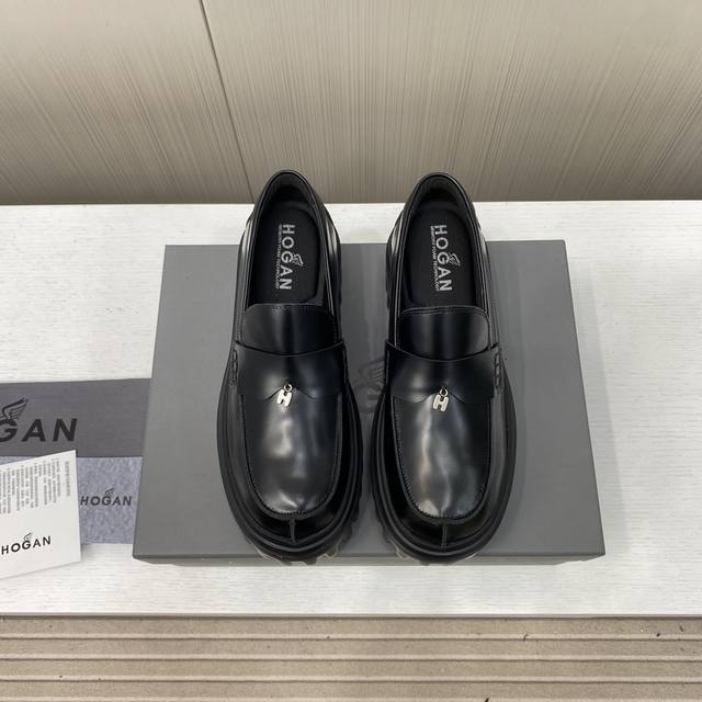 出厂价p Hogan H700系列 采用个性的厚底设计，蒋醒目的H标志嵌入标志性H-Stripes鞋底，学院风乐福鞋以丝绒般的翻绒皮制成，饰以静巧横条和H字母吊