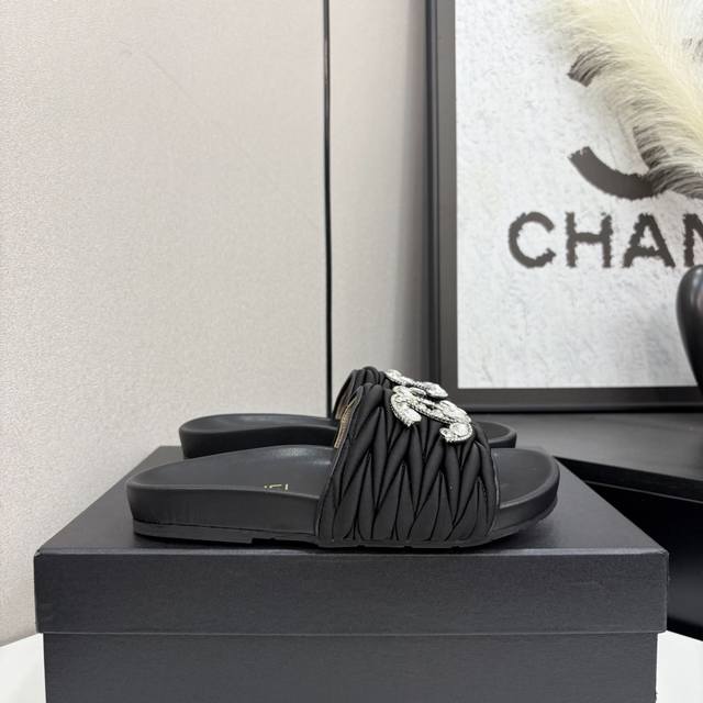 Chanel香奈儿 Miumiu25Ss春夏新款小香字母钻扣厚底拖鞋 C家经典字母扣设计，温柔风一整个拿捏了！夏天该有的气息 一字拖必备单品，上脚慵懒舒适！ 鞋