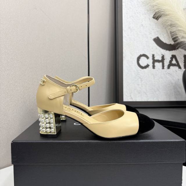 2025★★★★★ 众多明星网红上脚，国内外博主刷爆的一个百搭系列，春夏衣橱搭配必备 凉鞋首选.钻石扣 鞋面：羊皮 内里: 进口水晶羊皮内里 大底：原版开模定制