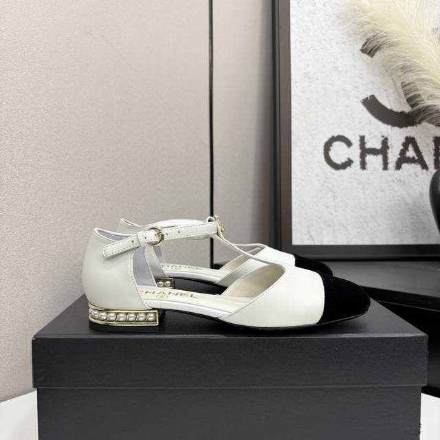 2025★★★★★ 众多明星网红上脚，国内外博主刷爆的一个百搭系列，春夏衣橱搭配必备 凉鞋首选.钻石扣 鞋面：羊皮 内里: 进口水晶羊皮内里 大底：原版开模定制