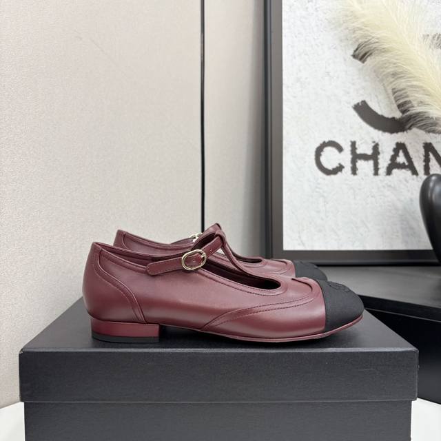 2025★★★★★ 众多明星网红上脚，国内外博主刷爆的一个百搭系列，春夏衣橱搭配必备 凉鞋首选.钻石扣 鞋面：牛皮 内里: 进口水晶羊皮内里 大底：原版开模定制