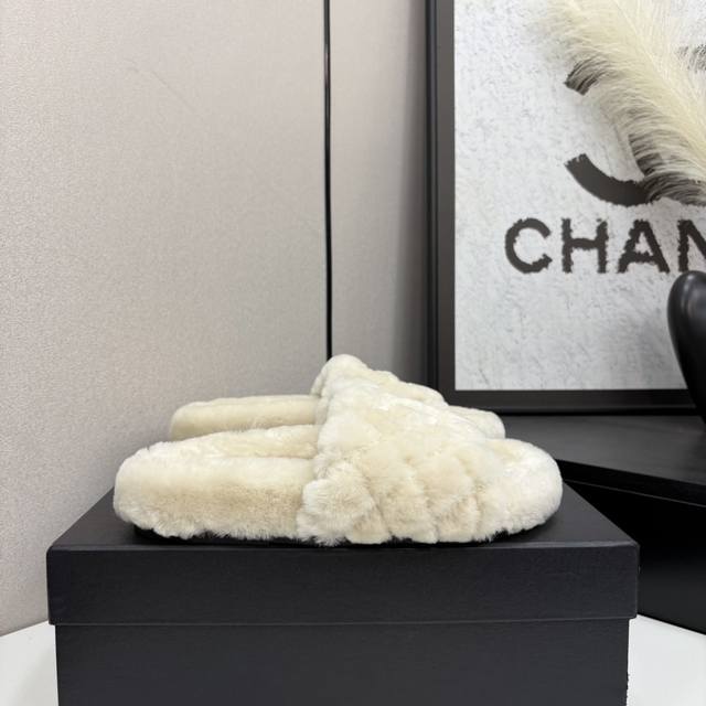 2025Sss官网、小红书同步最新配色小香家爆款火热上线，做工升级版，高品质！ 时尚潮流最新款毛毛拖，上脚超百搭暖底，女主们的最爱 鞋面：羊毛 橡胶大底 5码数