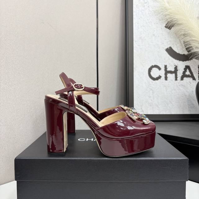 2025★★★★★ 众多明星网红上脚，国内外博主刷爆的一个百搭系列，春夏衣橱搭配必备 凉鞋首选.钻石扣 鞋面：漆皮 内里: 进口水晶羊皮内里 大底：原版开模定制