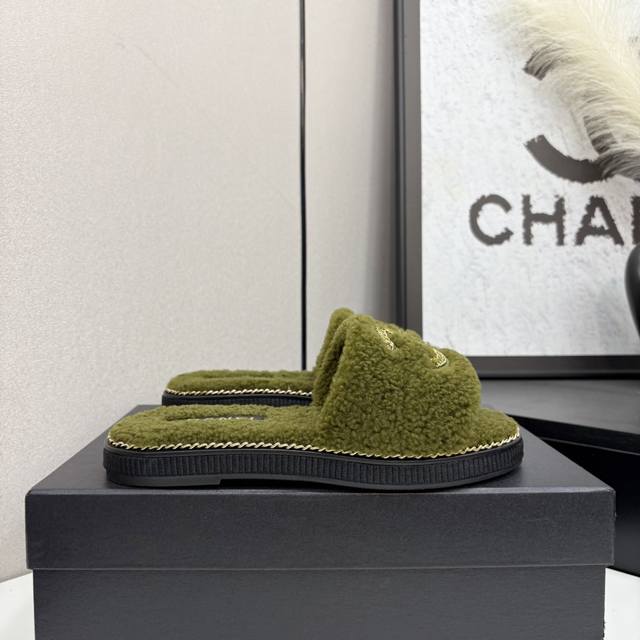 2025Sss官网、小红书同步最新配色小香家爆款火热上线，做工升级版，高品质！ 时尚潮流最新款链条毛毛拖，上脚超百搭暖底，女主们的最爱 鞋面：羊毛 内里：羊毛