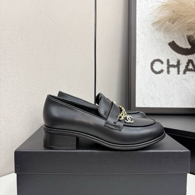 2025★★★★★ 众多明星网红上脚，国内外博主刷爆的一个百搭系列，春夏衣橱搭配必备 凉鞋首选.钻石扣 鞋面：羊皮 内里: 进口水晶羊皮内里 大底：原版开模定制