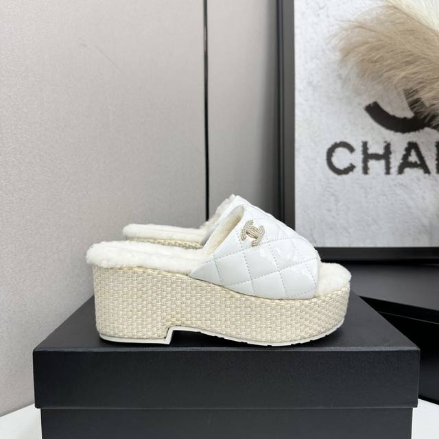 2025Sss官网、小红书同步最新配色小香家爆款火热上线，做工升级版，高品质！ 时尚潮流最新款毛毛拖，上脚超百搭暖底，女主们的最爱 橡胶大底 5码数：35-41