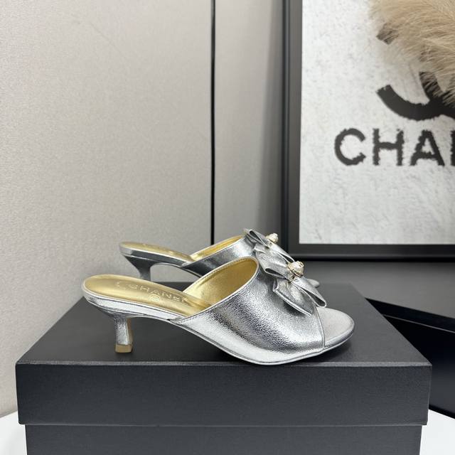 2025小香 本季秋冬季必备单品！！ 香奈儿秋冬重工爆款 小红书力推款，怎么搭配都好看，时髦精必备，香奈儿女士钟爱简约又难以抗拒系搭配展现与众不同的穿搭风格、自