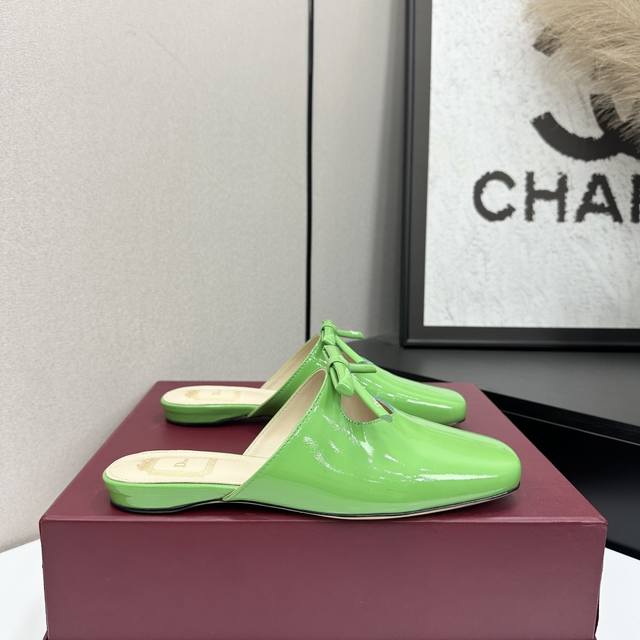 26款Dior 迪奥新款方头包头拖鞋 鞋头蝴蝶结装饰彰显品牌标志满满的女人味，又优雅又精致，实在是太好看了。这一季的迪奥凉鞋真的不能错过！后半用小牛皮制作撕边布