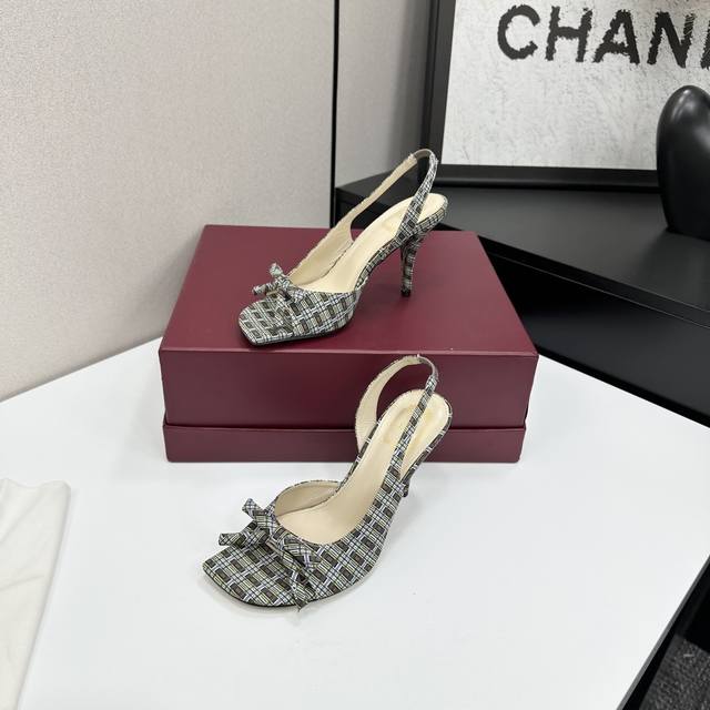 26款Dior 迪奥新款方头鱼嘴凉鞋 鞋头蝴蝶结装饰彰显品牌标志满满的女人味，又优雅又精致，实在是太好看了。这一季的迪奥凉鞋真的不能错过！后半用小牛皮制作撕边布