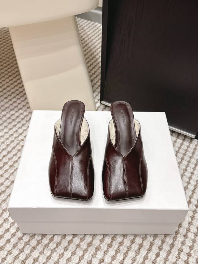 代购级 phoebe philo 2026 早春 牛血色方头半拖鞋 在选用优质皮革，质感细腻耐用。方头+V形设计，优雅又随性，粗跟高度适中，舒适好走。 半拖款式