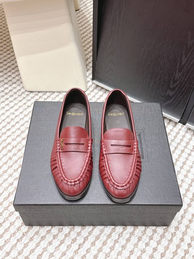 代购级 Yves Saint Laurent 25Ss新品Ysl小Logo乐福鞋 标志性的小Logo是这双鞋的灵魂所在，以低调而精致的姿态呈现于鞋身之上。不同于